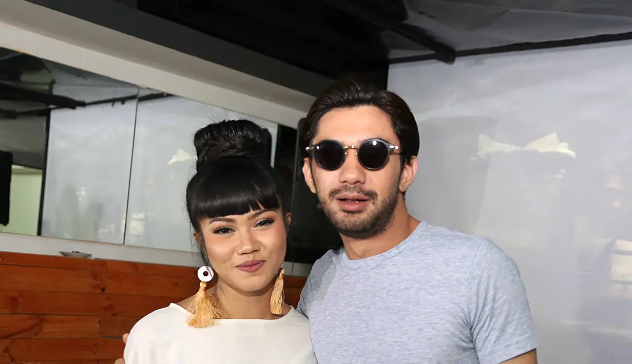 "Terus dengan sangat besar hati, Reza tiba-tiba bilang, 'apapun yang terjadi, aku harus ada di dalamnya'. Pokoknya aku mau banget ada di project apa pun, termasuk Intusi," jelas Yura. (Nurwahyunan/Bintang.com)