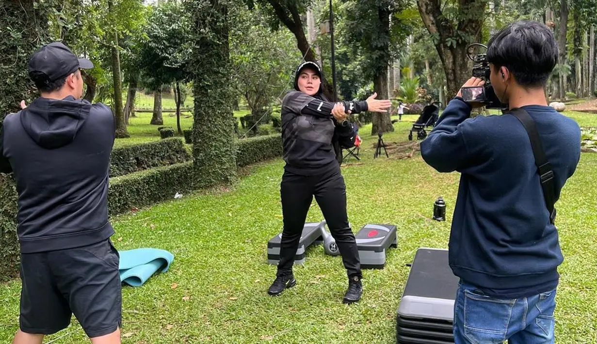 Aktif berolahraga, tak heran jika Sarita Abdul Mukti memiliki tubuh yang bugar. Bahkan, dirinya juga beberapa kali kedapatan menjalani berbagai olahraga di luar ruangan. (Liputan6.com/IG/@queen_saritaabdulmukti)