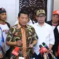 Kepala Staf Kepresidenan Moeldoko dan Menteri Ketenagakerjaan (Menaker) M. Hanif Dhakiri dengan didampingi oleh Deputi IV Kepala Staf Kepresidenan Eko Sulistyo, menerima para buruh