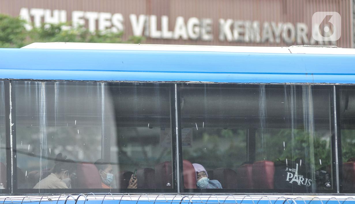 Sejumlah TKI saat menunggu antrean masuk untuk menjalani karantina di RSDC Wisma Atlet Kemayoran, Jakarta, Kamis (16/12/2021). Temuan kasus Covid-19 varian Omicron dari pekerja kebersihan berdasarkan hasil pemeriksaan Balitbangkes dan diuji genome. (merdeka.com/Iqbal S. Nugroho)