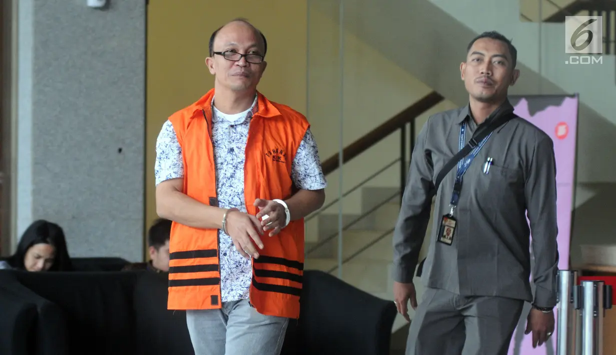 Ekspresi anggota DPRD Sumut Tohonan Silalahi (kiri) usai menjalani pemeriksaan lanjutan di Gedung KPK, Jakarta, Senin  (18/3).  Tohonan diduga menerima suap persetujuan LPJ APBD 2012 dan pengesahan perubahan APBD 2013-2015. (merdeka.com/Dwi Narwoko)