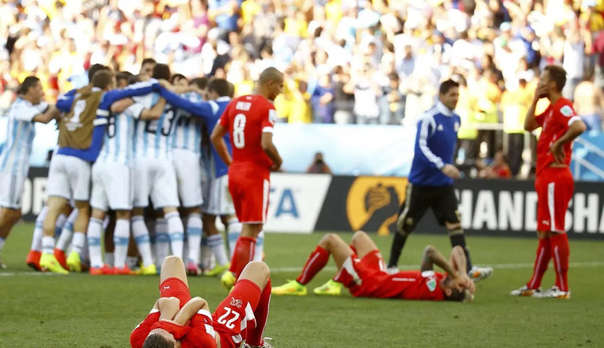 Ekspresi kekecewaan pemain Timnas Swiss usai dikalahkan Argentina di laga 16 besar Piala Dunia 2014 di Stadion Corinthians, Sao Paulo, (1/7/2014). (REUTERS/Kai Pfaffenbach)