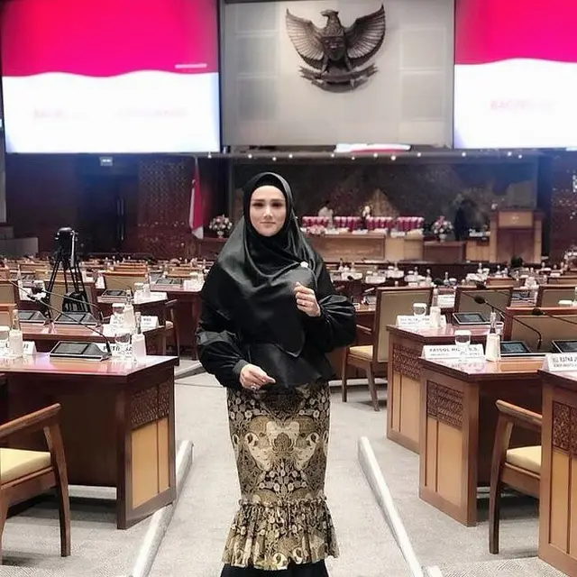 Dapat Dukungan Netizen, Ini 6 Potret Mulan Jameela saat Ngantor di DPR RI