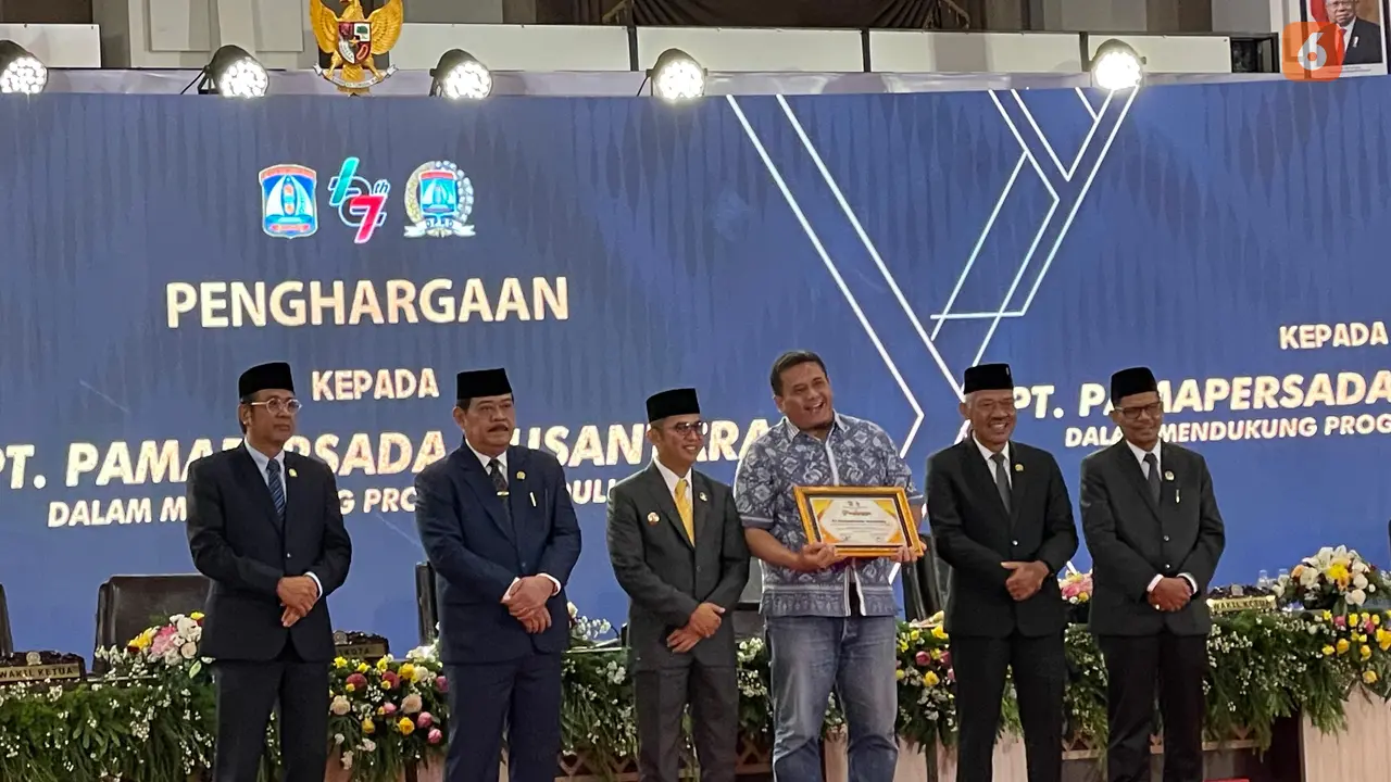 Terima Penghargaan