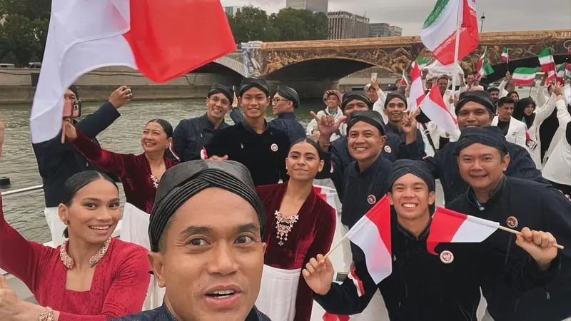 6 Potret Tim Indonesia di Opening Olimpiade Paris 2024, Semangat Kibar Merah Putih