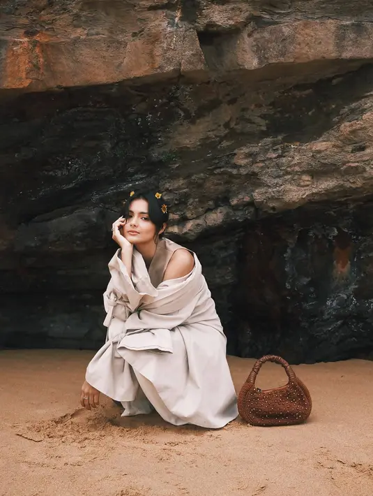 Beberapa kali wanita yang saat ini tinggal dan menempuh pendidikan tinggi di Australia ini kerap menjalani pemotretan di pantai. Tampil menawan dengan gaya makeup flawless, wanita kelahiran 25 Agustus 2000 ini menuai banyak pujian dari para penggemar. (Liputan6.com/IG/@amandarawles)