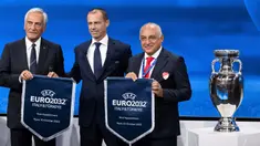 Presiden UEFA Aleksander Ceferin (tengah) bersama bersama Gabriele Gravina, Presiden Federasi Sepak Bola Italia (FIGC), kiri, dan Mehmet Buyukeksi, Presiden Federasi Sepak Bola Turki (TFF), dalam acara pengumuman tuan rumah Euro 2028 dan 2032 di Markas Besar UEFA, Nyon, Swiss, Selasa, 10 Oktober 2023. (Jean-Christophe Bott/Keystone via AP)