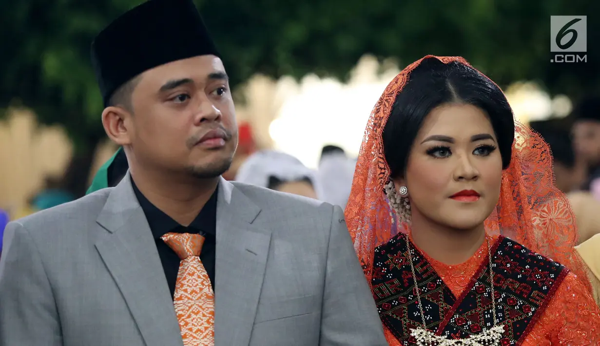 Kahiyang Ayu dan Bobby Nasution pada pesta adat pernikahan mereka di Kompleks BHR-Tasbi, Medan, Jumat (24/11). Kahiyang tampil cantik berbalut kebaya oranye, sedangkan Bobby memakai setelan jas warna abu-abu dipadu peci. (Liputan6.com/Pool/Media Center)