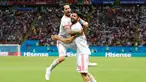 Pemain Spanyol, Diego Costa (kanan) merayakan gol usai mencetak gol ke gawang Iran dalam penyisihan Grup B Piala Dunia 2018 di Kazan Arena, Kazan, Rusia, Rabu (20/6). Gol tunggal Costa membawa Spanyol menumbangkan Iran. (AP Photo/Frank Augstein)