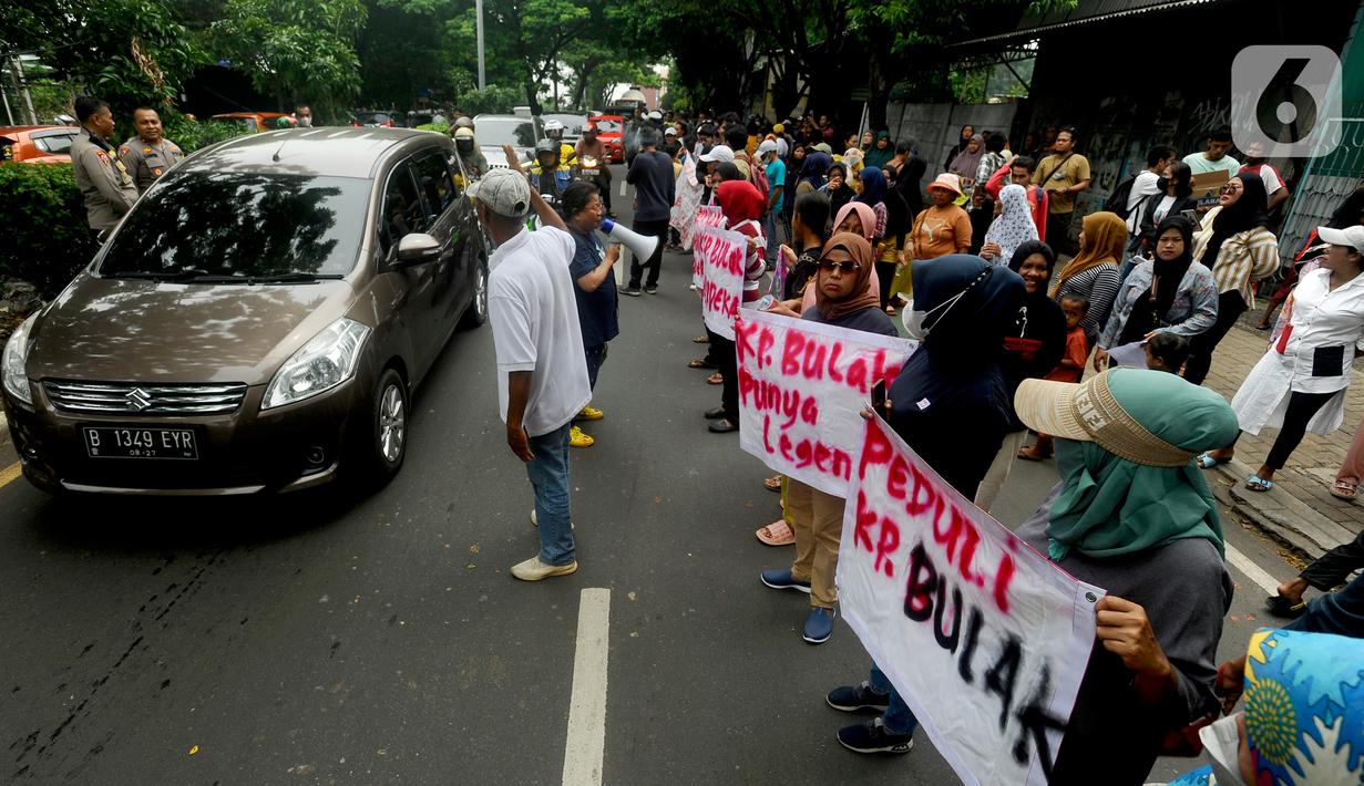 Dalam aksi yang bertepatan dengan Hari HAM Sedunia ini, warga menolak rencana penggusuran pemukiman mereka. (merdeka.com/Arie Basuki)