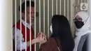 Terdakwa kasus pelanggaran UU ITE Adam Deni (kiri) berada dalam ruang tahanan Pengadilan Negeri Jakarta Utara, Selasa (7/6/2022). Adam Deni menjalani sidang lanjutan atas dugaan pelanggaran UU ITE yang beragendakan pembacaan nota pembelaan atau pledoi atas tuntutan 8 tahun penjara dari Jaksa Penuntut Umum (JPU). (Liputan6.com/Herman Zakharia)