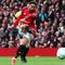 Pemain Manchester United, Matheus Cunha, mencetak gol ke gawang Liverpool pada lanjutan Liga Inggris 2025/2026 di Old Trafford, Minggu (3/5/2026) malam WIB. (Darren Staples / AFP)