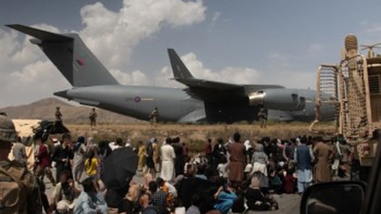 Bandara Kabul dipenuhi warga