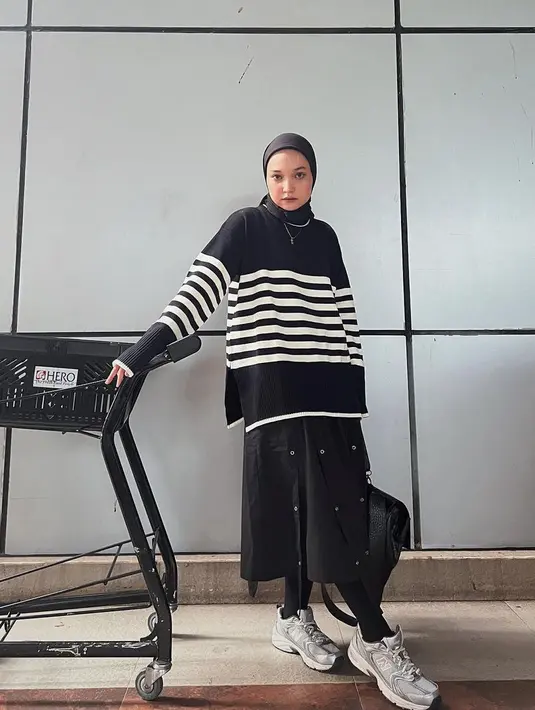 <p>Ide lainnya kamu bisa gunakan oversized sweater dengan rok. Padukan dengan pashmina lilit dan sneakers untuk memberi kesan edgy. [Instagram/sorayaulfa15] Penulis: Mufiidaanaiilaa Alifah S.</p>