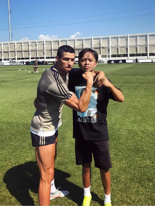 Bak Rekan Setim, 9 Editan Foto Bareng Pesepak Bola Top Dunia Ini Kocak
