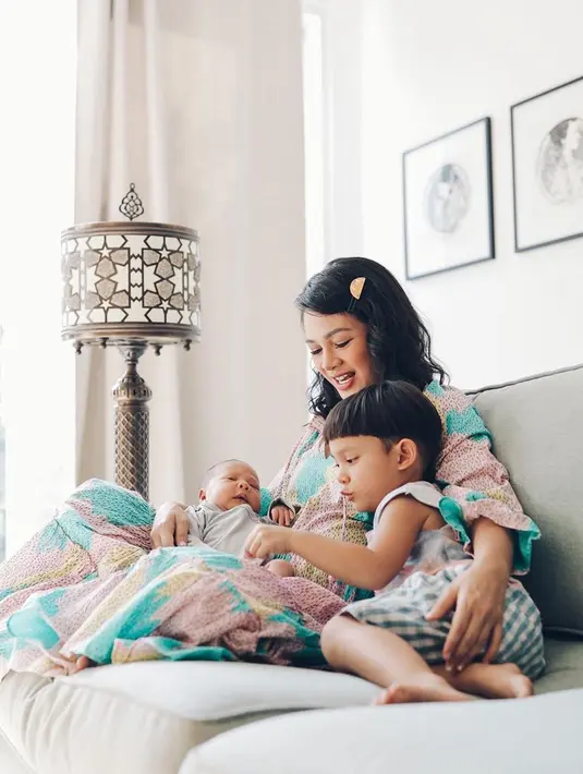 Tujuan Andien mengajak buah hatinya lantaran ingin memberi tahu bahwa ada kehidupan lain di dunia ini. Jadi bukan hanya tentang apa yang dilihatnya dalam keseharian saja.  (Instagram/andienaisyah)