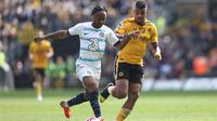 Gelandang Chelsea, Raheem Sterling, mendapatkan pengawalan ketat dari gelandang Wolverhampton Wanderers, Mario Lemina, pada laga pekan ke-30 Premier League 2022/2023 yang digelar di Molineux Stadium, Sabtu (8/4/2023) malam WIB (AFP/Darren Staples)