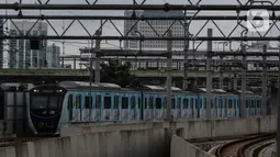 Rangkaian kereta Moda Raya Terpadu (MRT) melintas di Stasiun MRT, kawasan Jakarta, Senin (15/2/2021). PT MRT Jakarta (Perseroda) menargetkan jumlah pengguna jasa layanan MRT Jakarta mencapai 65 ribu orang per hari untuk tahun 2021. (Liputan6.com/Johan Tallo)