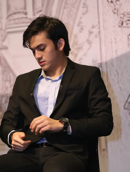 "Sebagai Salim di sini, sosok anak orang kaya, sikapnya nyantai, cenderung agak pemalas," ujar Rizky usai jumpa pers Elif Indonesia di SCTV Tower, Senayan, Jakarta, Kamis (28/1/2016). (Andy Masela/Bintang.com)