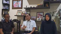 Rekan dan keluarga Muhammad Jhon Jaiz, penumpang Turkish Airlines yang terlibat perkelahian di atas pesawat, menceritakan kronologis sebelum dan pasca-kejadian. (Dok. Liputan6.com/Pramita Tristiawati)