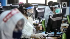 Peserta mengenakan masker, pelindung wajah, dan sarung tangan saat mengikuti Seleksi Bersama Masuk Perguruan Tinggi Negeri (SBMPTN) di Universitan Negeri Jakarta, Minggu (5/7/2020). Sebanyak 42.463 peserta mengikuti SBMPTN dengan prosedur protokol kesehatan. (Liputan6.com/Faizal Fanani)