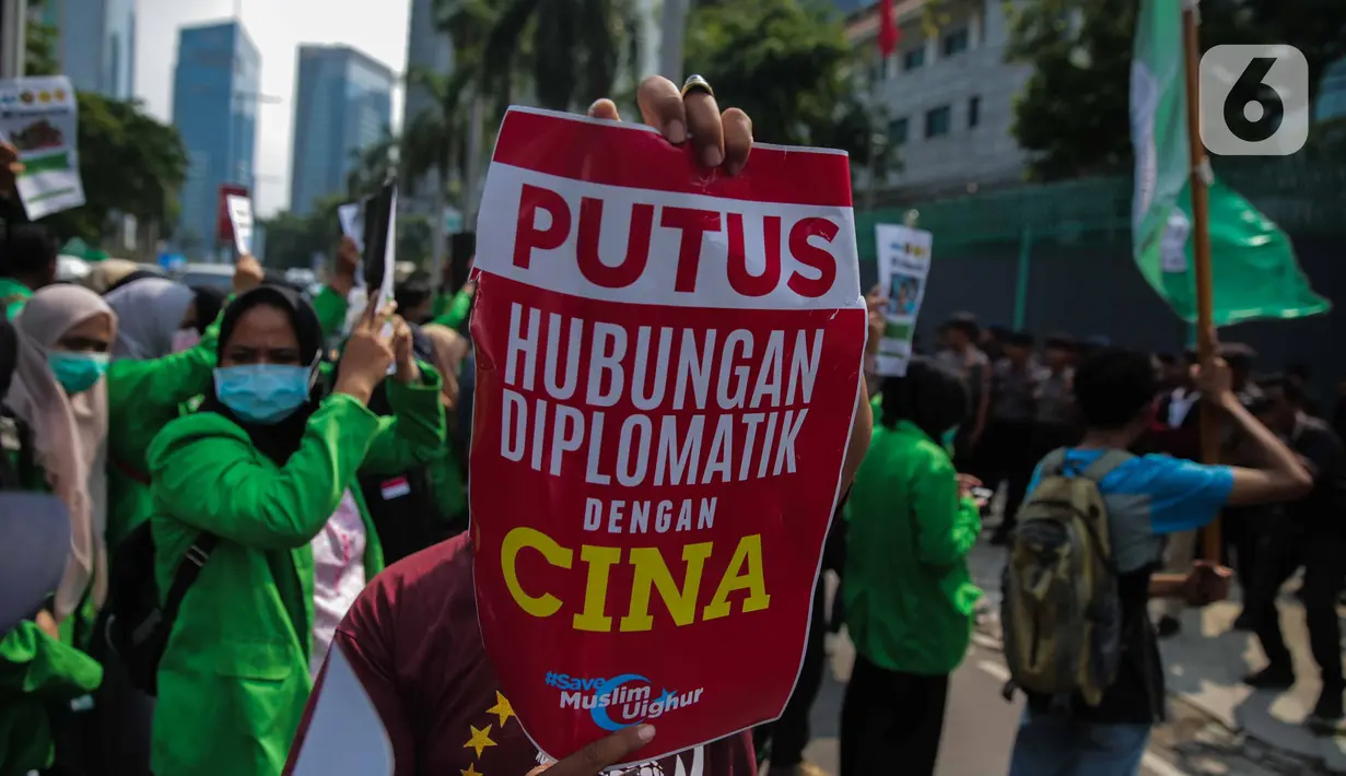 Massa menunjukkan poster bertuliskan 'Putus Hubungan Diplomasi dengan Cina' saat menggelar aksi Solidaritas untuk Muslim Uighur di depan Kedutaan Besar China di Jakarta, Jumat (20/12/2019). Mereka mengecam dan mengutuk keras penindasan terhadap muslim Uighur di China. (Liputan6.com/Faizal Fanani)