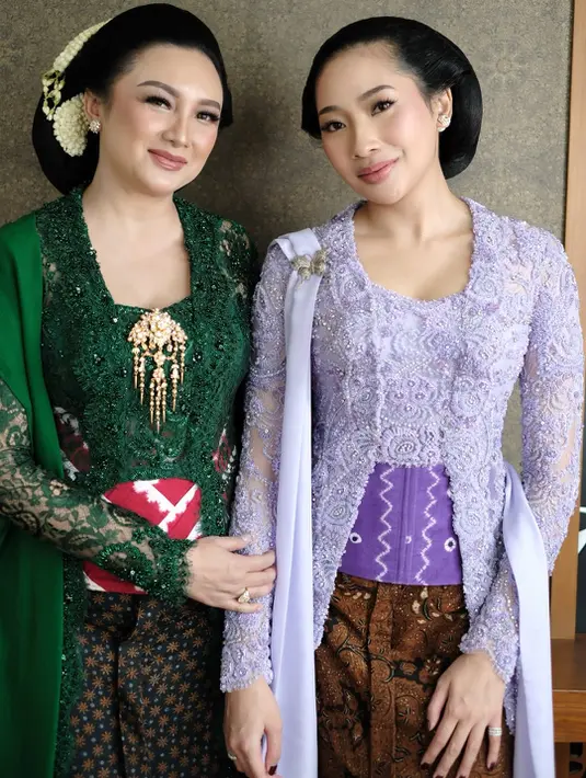 Tata Cahyani dan Gayanti Hutami tampil mangling dalam balutan kebaya dan makeup bernuansa Jawa. (Foto: Instagram/ @louisedaniellaa)