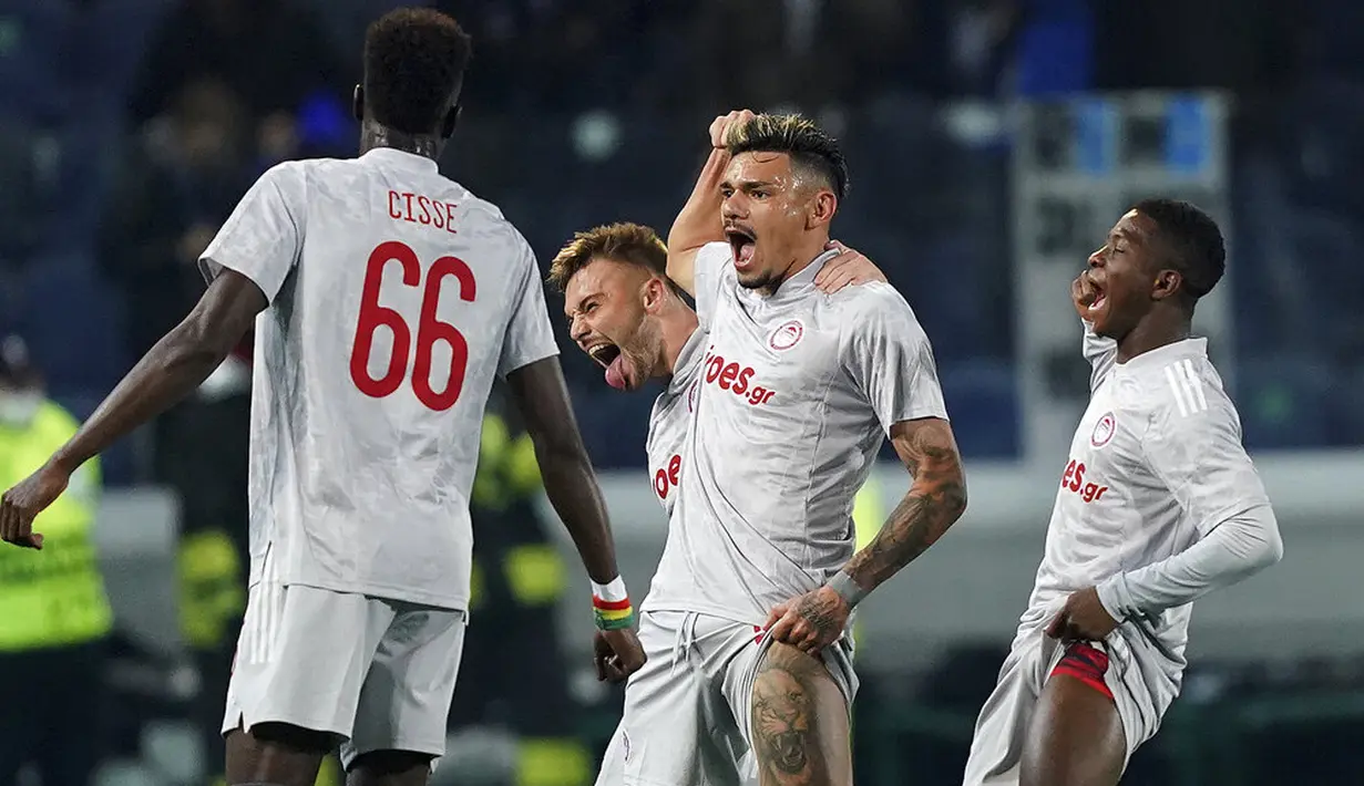 Pemain Olympiacos Francisco Soares melakukan selebrasi usai mencetak gol ke gawang Atalanta pada pertandingan sepak bola babak 16 besar Liga Europa di Stadion Gewiss, Bergamo, Italia, 17 Februari 2022. Atalanta menang 2-1. (Spada/LaPresse via AP)