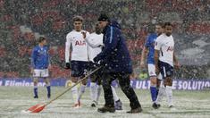 Seorang petugas membersikan salju dari alapangan saat babak kelima Piala FA antara Tottenham Hotspur melawan Rochdale di Wembley stadium, London, (28/2/2018). Tottenham menang 6-1. (AP/Matt Dunham)