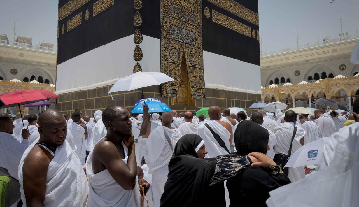 Umat Muslim melakukan tawaf mengelilingi Ka'bah, selama ibadah haji tahunan, di Mekah, Arab Saudi, Kamis 21 Mei 2026. (AP Photo/Altaf Qadri)