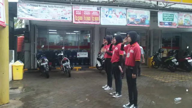 Karyawan Hormat Tiang Besi hingga Basah Kuyup, Apa Kata Disnaker?