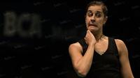 Pebulutangkis tunggal putri Spanyol, Carolina Marin, menghapus keringat di bagian lehernya saat laga perempat final BCA Indonesia Open di Istora Senayan, Jakarta, Jumat (3/6/2016). (Bola.com/Vitalis Yogi Trisna)