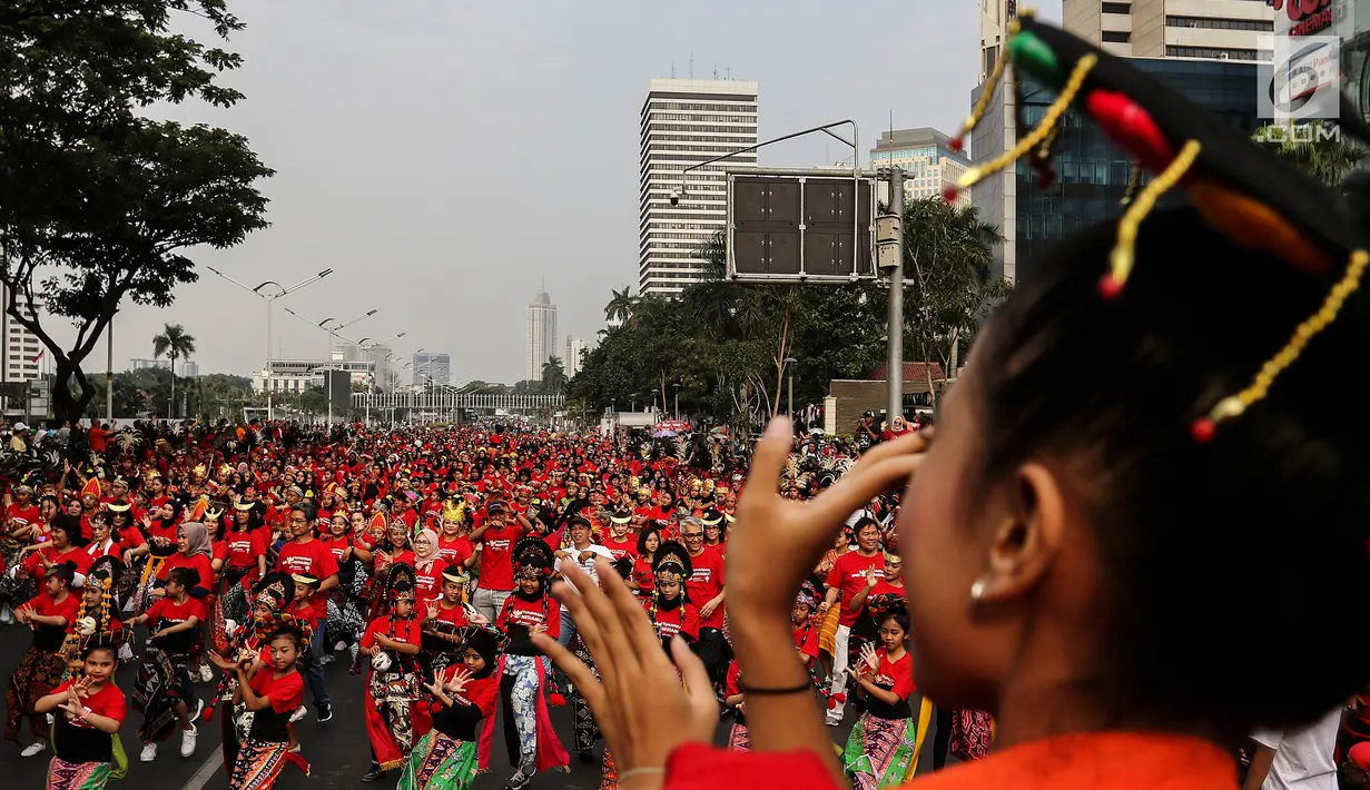 Penari menampilkan tarian khas Indonesia saat car free day (CFD) di Jalan Sudirman, Jakarta, Minggu (4/8/2019). Acara yang bertujuan untuk merekatkan masyarakat ini digagas Belantara Budaya Indonesia dengan mengampanyekan slogan 'Tunjukkan Indonesiamu'. (Liputa6.com/JohanTallo)