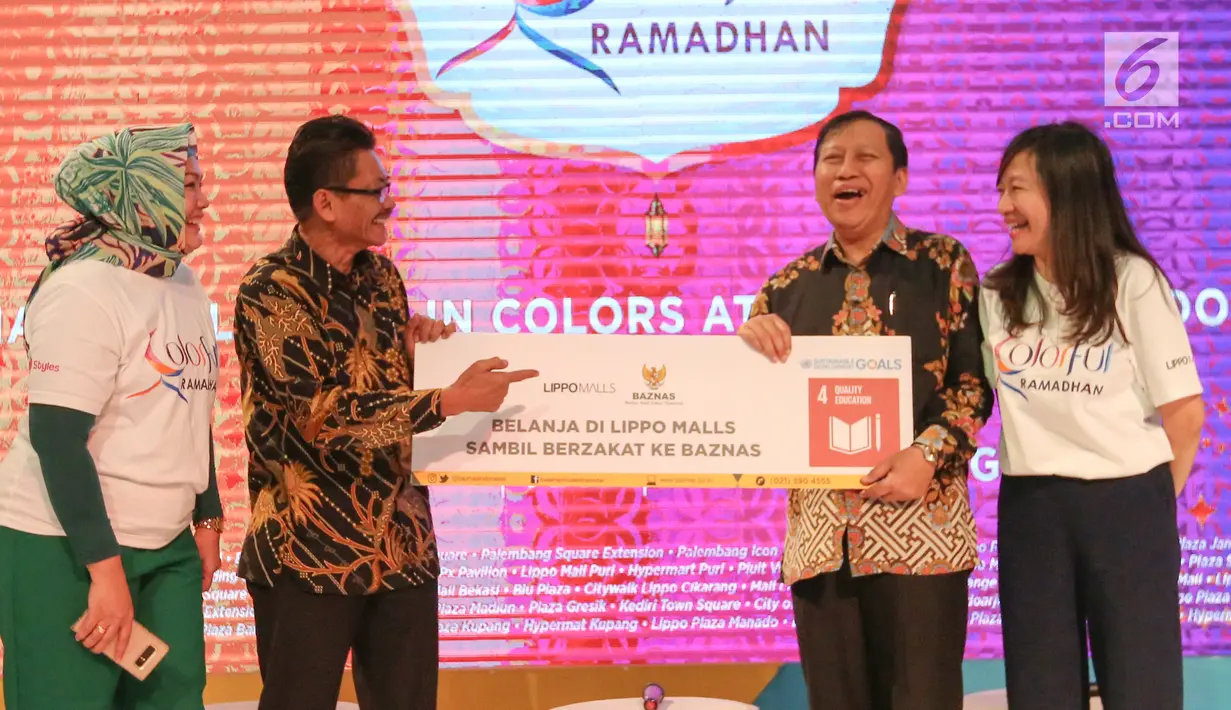 Corporate PR & Reputation Management Nidia Ichsan, Komisioner BAZNAS, Nuryanto Ketua Yayasan Bakti Pertiwi Sejahtera, Teguh Pudjowigoro dan Head Marketing Lilies Surjono berbincang pada peluncuran program Colorful Ramadan di Plaza Semanggi, Jakarta (30/4/2019). (Liputan6.com/Fery Pradolo)