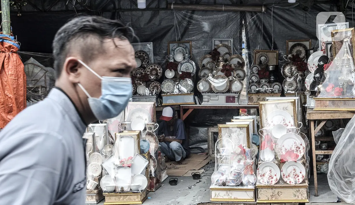 Pedagang parsel menunggu pembeli di kawasan Cikini, Jakarta, Selasa (29/12/2020). Untuk saat ini, pedagang menjual parsel mulai dari Rp 150.000 hingga Rp 2 juta per buah, tergantung permintaan dan kerumitan pembuatan. (merdeka.com/Iqbal S. Nugroho)