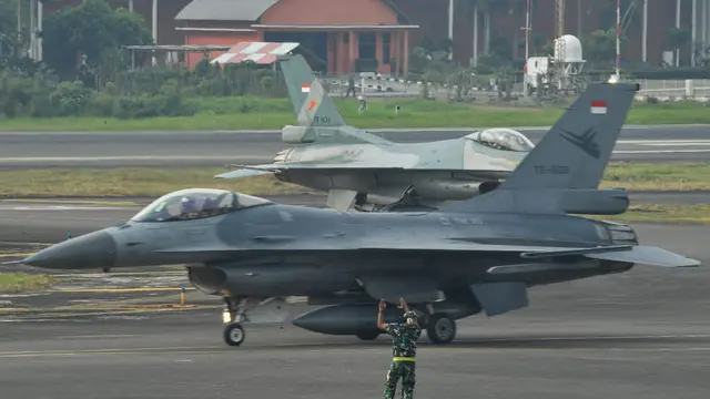 Sebanyak 10 pesawat tempur jenis F-16 Fighting Falcon dari Skadron Udara 3 dan Skadron Udara 14 Lanud Iswahjudi Madiun mendarat di Lanud Halim Perdanakusuma, Jakarta.