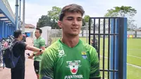 Kiper Persib Bandung, Kevin Ray Mendoza Hansen. (Erwin Snaz/Bola.com)