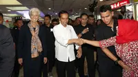 Seorang ibu bersamalan dengan Presiden Jokowi yang tengah mengajak Direktur Pelaksana IMF Christine Lagarde mengunjungi  Pasar Tanah Abang, Senin (26/2). Jokowi dan bos IMF langsung menuju lantai dua untuk mengitari Blok A. (Liputan6.com/Angga Yuniar)