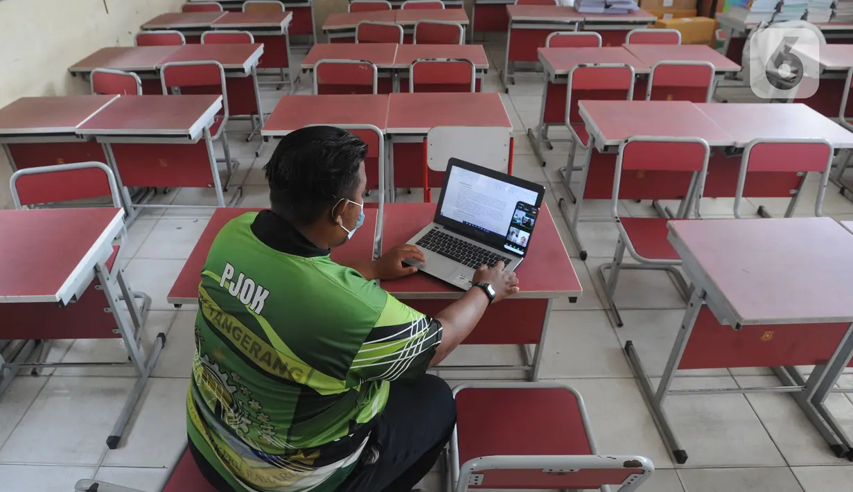 Guru mengajar mata pelajaran olah raga secara darling pada sebuah kelas kosong di SDN Pondok Cabe Udik 01, Pamulang, Tangerang Selatan, Jumat (8/1/2020). Berdasarkan SK Gubernur Banten terkait pembatalan kegiatan belajar tatap muka dikarenakan tingkat penularan covid-19 masih tinggi. (merdeka.com/Ar