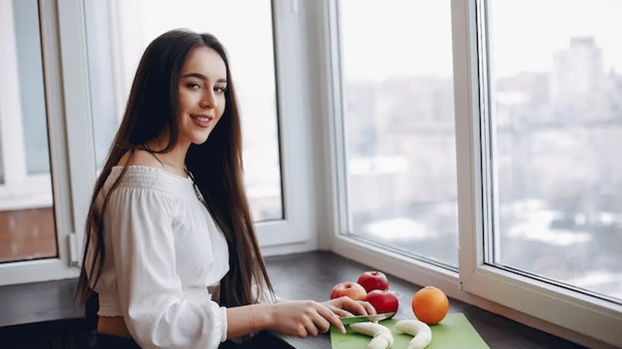 wanita diet / wanita makan buah-buahan / wanita memotong buah