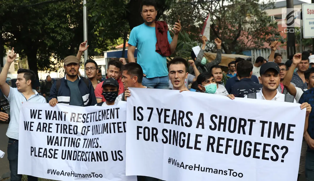 Pengungsi dari negara-negara berkonflik melakukan unjuk rasa di depan Kantor UNHCR, Jalan Kebon Sirih, Jakarta, Selasa (30/7/2019). Pengungsi yang rata-rata belum berkeluarga tersebut mendesak pihak UNHCR segera memproses surat ijin menuju negara tujuan mereka. (Liputan6.com/Helmi Fithriansyah)