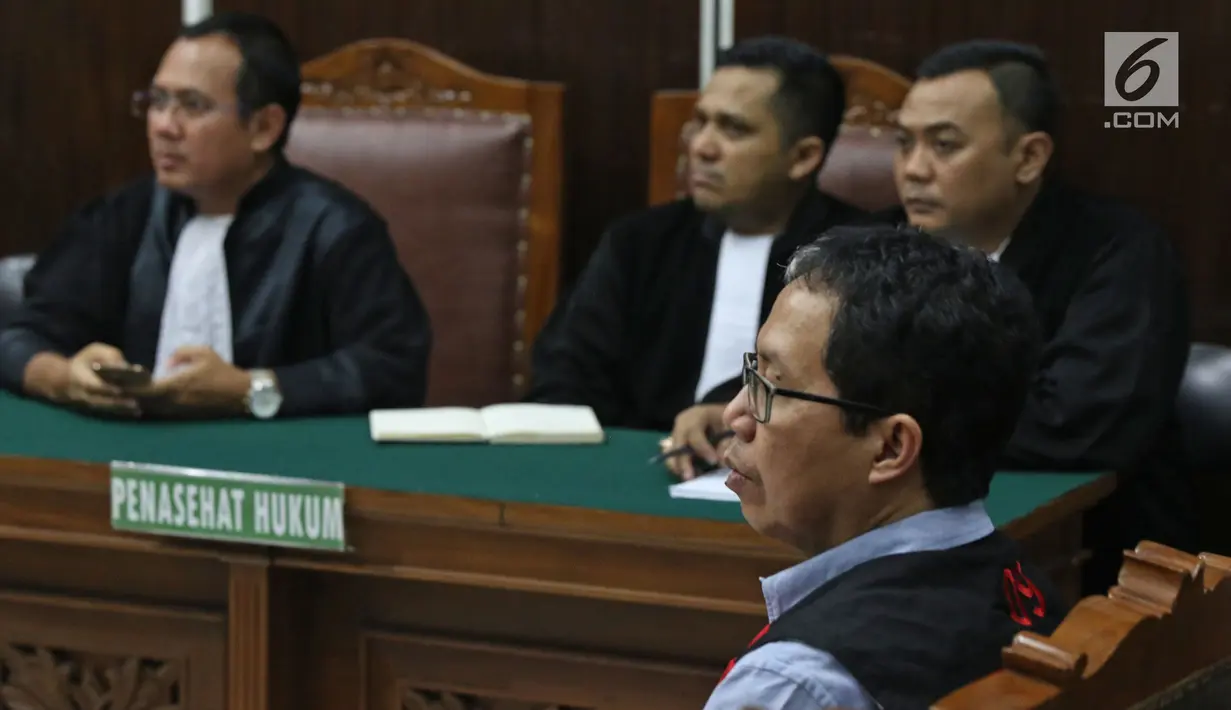 Terdakwa kasus penghancuran barang bukti dugaan pengaturan skor Joko Driyono mengikuti sidang di Pengadilan Negeri Jakarta Selatan, Selasa (2/7/2019). Sidang dengan agenda pembacaan tuntutan tersebut ditunda sampai tanggal 4 Juli 2019. (Liputan6.com/Herman Zakharia)