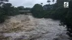 Sungai Wailuku sedang mengamuk dan meluapkan airnya ke lokasi yang lebih rendah.