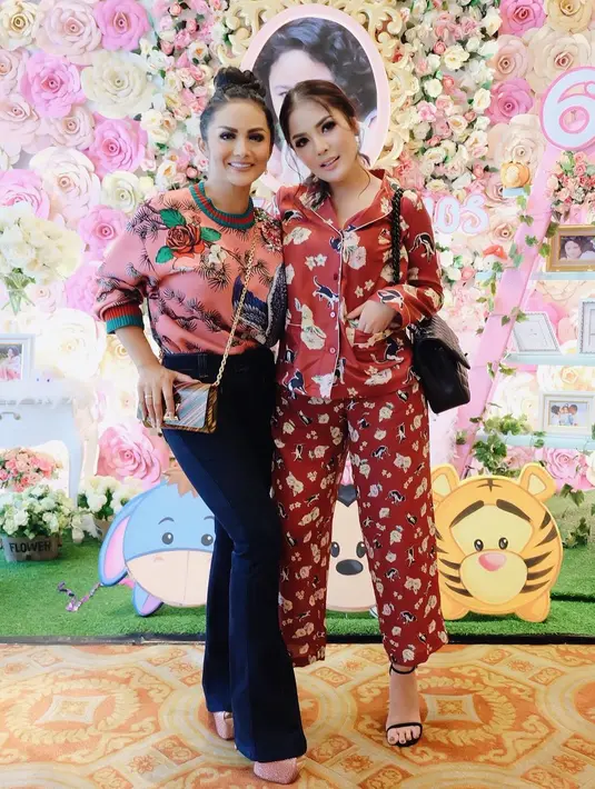 Nah, ini dia penampilannya yang sangat luar biasa uniknya. Datang ke acara ulang tahun Amora Lemos, anak Krisdayanti dan Raul Lemos, Nindu mengenakan setelan piyama merah dengan paduan heels dan make up cantik. (Instagram/nindyparasadyharsono)