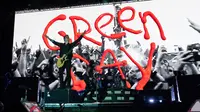 Vokalis sekaligus gitaris band rock Amerika Serikat Green Day, Billie Joe Armstrong tampil pada akhir pekan Formula 1 Grand Prix Amerika Serikat 2022 atau F1 GP Amerika Serikat 2022 di Sirkuit Amerika, Austin, Texas, Amerika Serikat, 21 Oktober 2022. F1 GP Amerika Serikat 2022 diselenggarakan dari tanggal 22 sampai 24 Oktober 2022. (SUZANNE CORDEIRO/AFP)