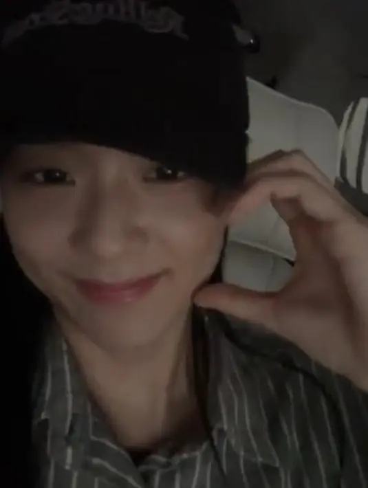 Jisoo juga mengatakan kalau dia sudah bikin vlog baking. Penggemar tentu tidak sabar melihat vlog itu diunggah ke akun YouTube-nya. (Foto: Jisoo Weverse Live via Twitter)