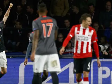 Ekspresi pemain Bayern Munich, Robert Lewandowski usai mecetak gol ke gawang PSV Eindhoven pada laga grup D Liga Champions di PSV Stadium, Eindhoven, (01/11/2016). (REUTERS/Michael Kooren)