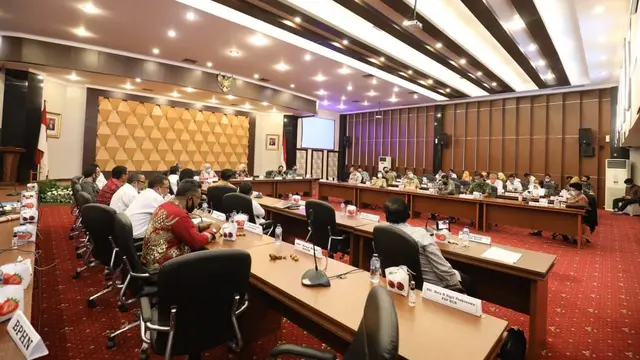Menteri Ketenagakerjaan Ida Fauziyah mengatakan tim tripartit yang terdiri dari pengusaha, pekerja/buruh dan Pemerintah telah selesaikan pembahasan Rancangan Undang-undang Cipta kerja. (Dok Kemnaker)