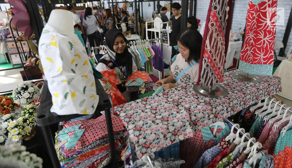 Penjual sedang melayani pembeli di stan baju batik pada Pasar Kita oleh Sahabat UMKM di Lippo Mall Puri, Jakarta, Sabtu (10/3). Kegiatan Pasar Kita yang diikuti lebih dari 55 booth UMKM digelar pada 10-11 Maret. (Liputan6.com/Pool)
