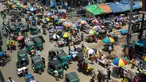 Suasana kemacetan lalu lintas di area pasar tradisional selama karantina wilayah di Dhaka, Bangladesh (12/5/2020). Meski karantina wilayah masih berlaku, warga Bangladesh masih memunhi area pasar tradisional di Dhaka. (AFP/Munir Uz Zaman)